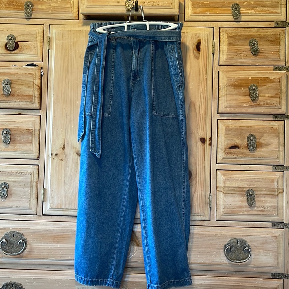 Cute casual jeans with elastic band and tie. In great shape, well taken care of.